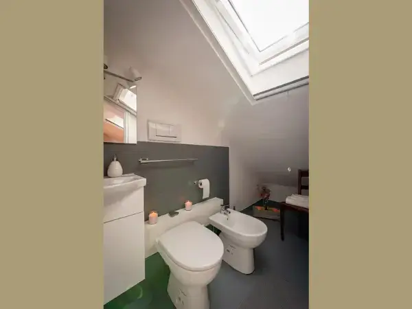 Il bagno privato della camera da letto nella mansarda della villa.