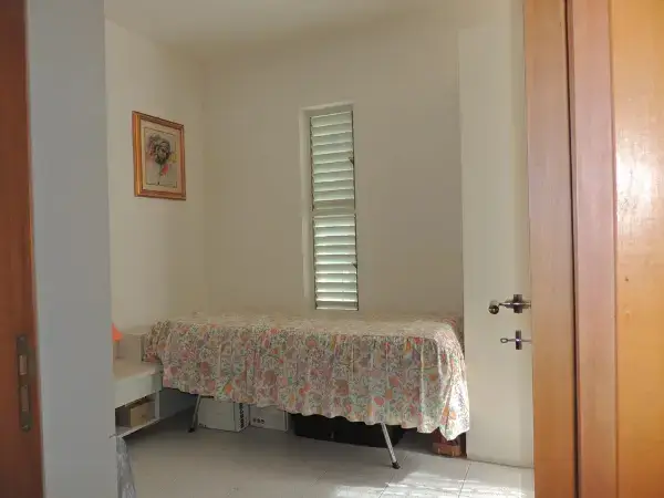 Una delle camere da letto della casa, con un letto singolo.