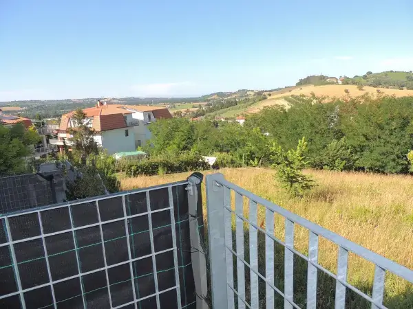 La vista panoramica da uno dei cinque balconi della casa.