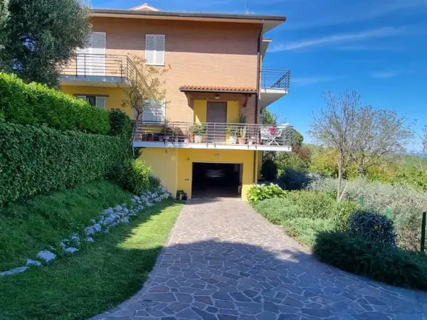 La strada pavimentata nel giardino, che porta al grande garage.