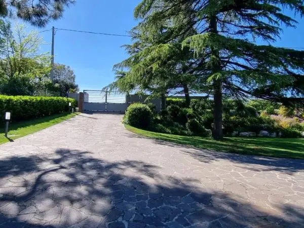 L'ingresso carraio della villa, con il cancello automatico.