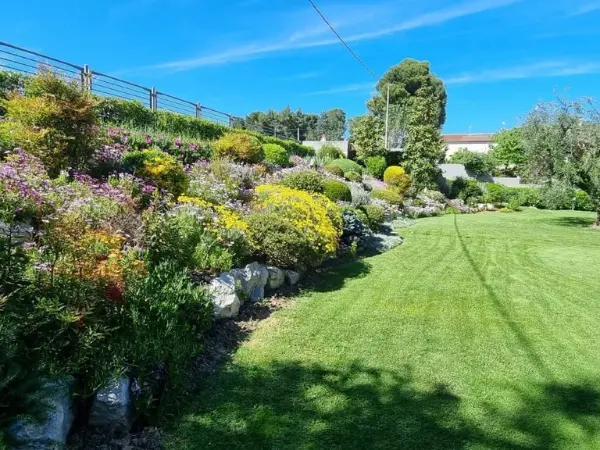 Il grandissimo giardino con il praticello curato all'inglese.