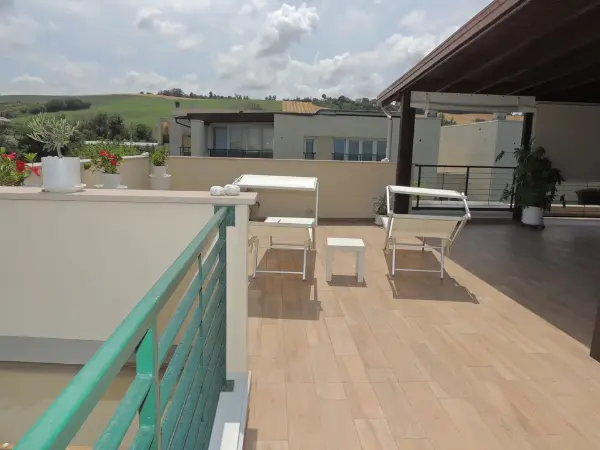 Sun deck su grande terrazzo privato.