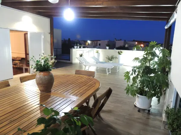 Zona relax nel grande terrazzo coperto con sun deck.