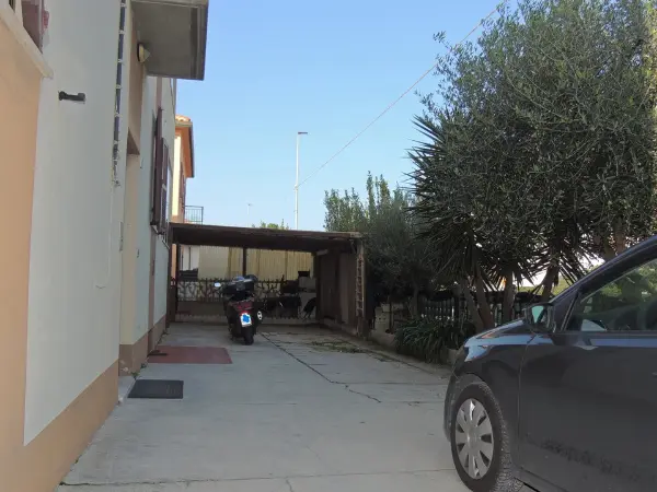 Altra vista sul garage con tettoia e la corte della palazzina.