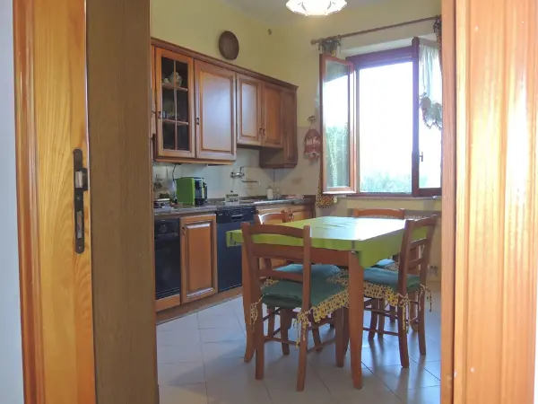 La luminosa cucina dell'appartamento.