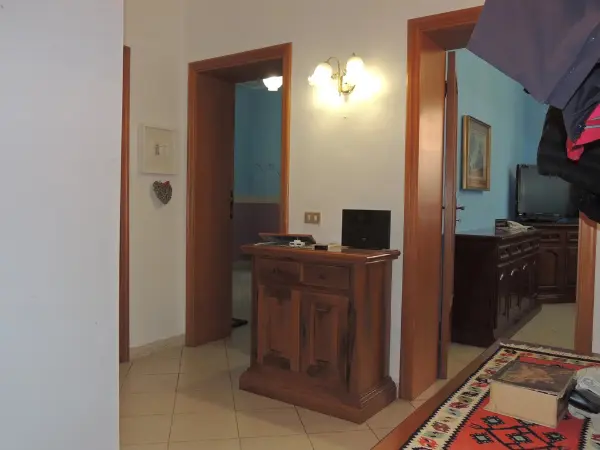 Ingresso con accesso alle altre stanze dell'appartamento.