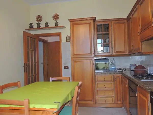 La cucina con il tavolo da pranzo.