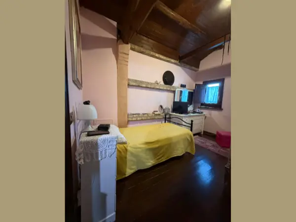 Una stanza da letto con letto singolo.