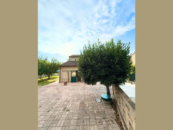 Vista sulla facciata e sul giardino.