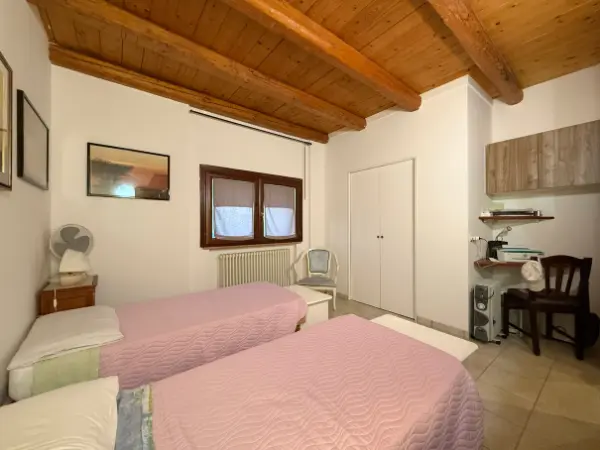 Ampia camera da letto.