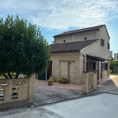 Villa singola con giardino privato su due livalli