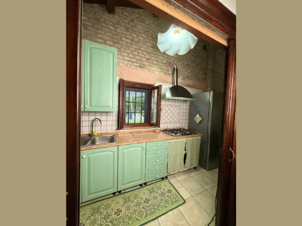 La cucina attrezzata in stile rustico.