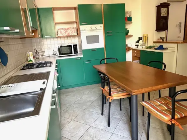 Vista sulla luminosa cucina dell'appartamento.