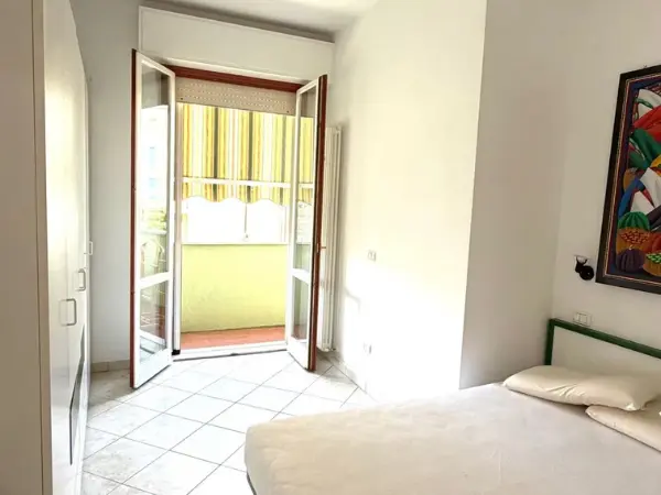 Vista sulla camera da letto del luminoso trilocale.